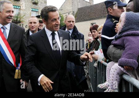 Der französische Präsident Nicolas Sarkozy besucht Vezelay, Yonne, Frankreich, am 30. September 2010. Foto von Stephane Lemouton/ABACAPRESS.COM Stockfoto