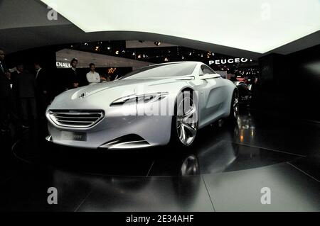 Der Peugeot SR1 auf dem Pariser Automobilsalon 'Mondial de l' Automobile' in Paris, Frankreich am 30. September 2010. Der Pariser Automobilsalon findet alle zwei Jahre statt und ist eine der größten Ausstellungen von Kraftfahrzeugen der Welt. In diesem Jahr liegt der Schwerpunkt der Messe auf Elektroautos und es werden mehr als 300 Aussteller aus 20 Ländern erwartet. Foto von Thierry Plessis/ABACAPRESS.COM Stockfoto