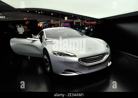 Der Peugeot SR1 auf dem Pariser Automobilsalon 'Mondial de l' Automobile' in Paris, Frankreich am 30. September 2010. Der Pariser Automobilsalon findet alle zwei Jahre statt und ist eine der größten Ausstellungen von Kraftfahrzeugen der Welt. In diesem Jahr liegt der Schwerpunkt der Messe auf Elektroautos und es werden mehr als 300 Aussteller aus 20 Ländern erwartet. Foto von Thierry Plessis/ABACAPRESS.COM Stockfoto