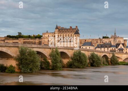 Amboise Village mit Brücke und mittelalterlichem Schloss an der Loire, Frankreich – UNESCO-Weltkulturerbe Stockfoto