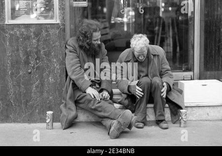 Zwei Tramps plaudern 1977 auf der Restauranttreppe, Soho, London, Großbritannien Stockfoto