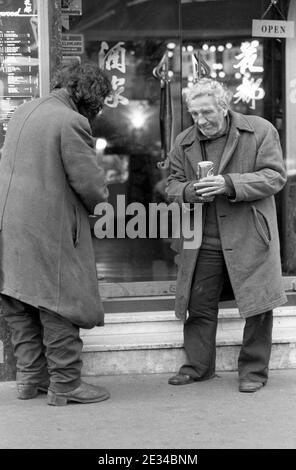 Zwei Tramps chatten 1977 in einer Soho-Straße, London, Großbritannien Stockfoto