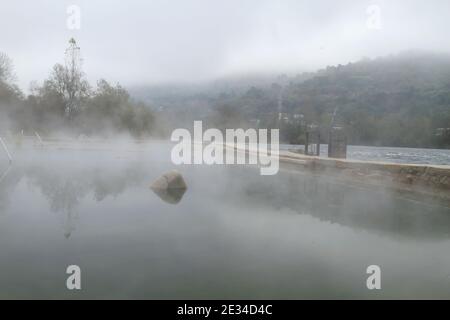 Thermalbäder Muino da Veiga, Schwimmbäder im Flussbett Minho in Ourense, Spanien Stockfoto