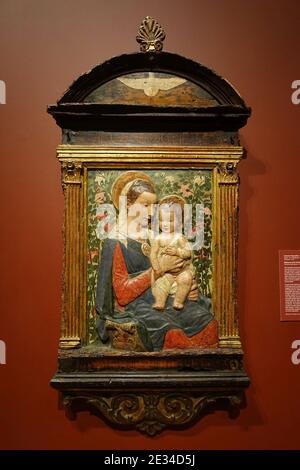 Madonna mit Kind, von Antonio Rossellino, Florenz, c. 1475, polychromer Stuck in original Holzrahmen - Currier Stockfoto