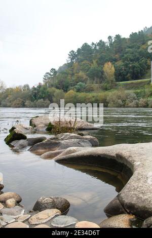 Thermalbäder Muino da Veiga, Schwimmbäder im Flussbett Minho in Ourense, Spanien Stockfoto