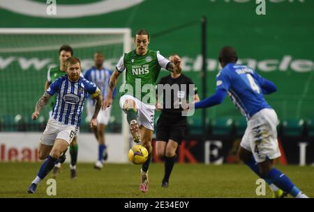 Easter Road Stadium Edinburgh. Scotland.UK 16. Jan 21 Hibernian gegen Kilmarnock.Scottish Premiership Match. Hibs Jackson Irvine (C) mit Alan Power Kilmarnock Credit: eric mccowat/Alamy Live News Stockfoto