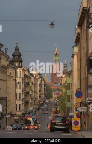 Schweden, Stockholm - April 19 2019: Die Ansicht der städtischen Straße mit Rathaus im Hintergrund am 19 2019. April in Stockholm, Schweden. Stockfoto