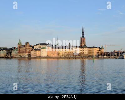 Stockholm, Schweden - April 19 2019: Die Aussicht auf Riddarholmen vom Wasser aus bei Sonnenuntergang Licht am 19 2019. April in Stockholm Schweden zu sehen. Stockfoto