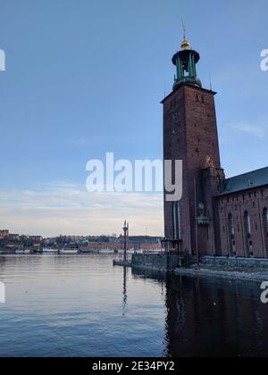 Stockholm, Schweden - April 19 2019: Der Blick auf Rathaus oder Stadshuset bei Sonnenuntergang Licht am 19 2019. April in Stockholm Schweden. Stockfoto