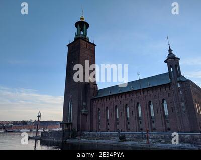 Stockholm, Schweden - April 19 2019: Der Blick auf Rathaus oder Stadshuset bei Sonnenuntergang Licht am 19 2019. April in Stockholm Schweden. Stockfoto