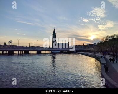 Stockholm, Schweden - April 19 2019: Der Blick auf Rathaus oder Stadshuset bei Sonnenuntergang Licht am 19 2019. April in Stockholm Schweden. Stockfoto