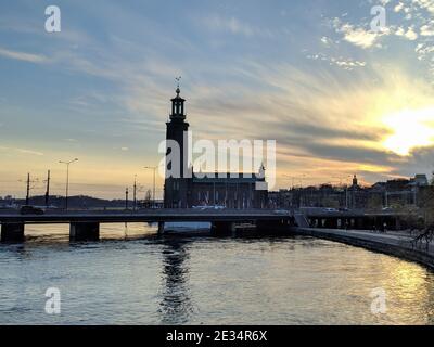 Stockholm, Schweden - April 19 2019: Der Blick auf Rathaus oder Stadshuset bei Sonnenuntergang Licht am 19 2019. April in Stockholm Schweden. Stockfoto