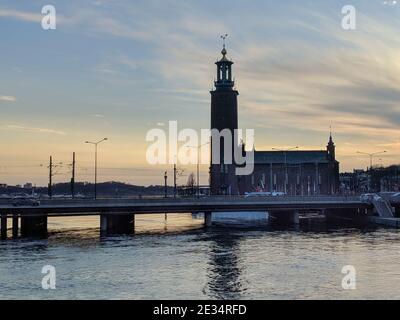 Stockholm, Schweden - April 19 2019: Der Blick auf Rathaus oder Stadshuset bei Sonnenuntergang Licht am 19 2019. April in Stockholm Schweden. Stockfoto