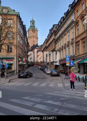Schweden, Stockholm - April 19 2019: Der Blick auf eine Straße mit Kathedrale oder Storkyrkan im Hintergrund am 19 2019. April in Stockholm, Schweden. Stockfoto