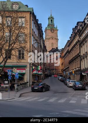 Schweden, Stockholm - April 19 2019: Der Blick auf eine Straße mit Kathedrale oder Storkyrkan im Hintergrund am 19 2019. April in Stockholm, Schweden. Stockfoto