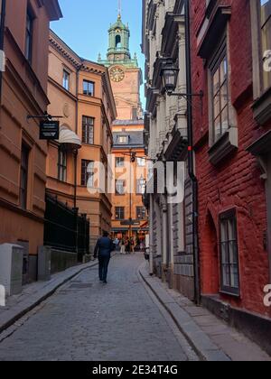 Schweden, Stockholm - April 19 2019: Der Blick auf die Stockholmer Kathedrale oder Storkyrkan in der engen Straße am 19 2019. April in Stockholm, Schweden. Stockfoto
