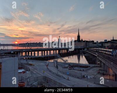 Stockholm, Schweden - April 19 2019: Der Blick auf Brücken und Bau in der Altstadt bei Sonnenuntergang Licht am 19 2019. April in Stockholm Schweden. Stockfoto