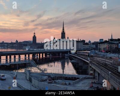 Stockholm, Schweden - April 19 2019: Der Blick auf Brücken und Bau in der Altstadt bei Sonnenuntergang Licht am 19 2019. April in Stockholm Schweden. Stockfoto