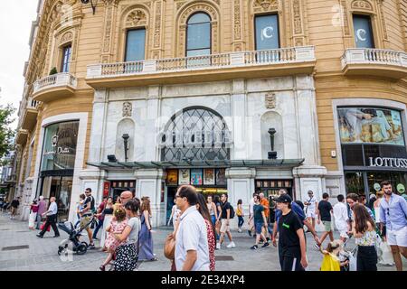 Catalonia Catalunya Passeig de Gracia Geschäftsviertel Einkaufsmöglichkeiten vor dem Eingang Palau Marcet Comedia Theater Theater Geschäfte Fußgänger Hispanic Mann Frau Mädchen Familie Stockfoto