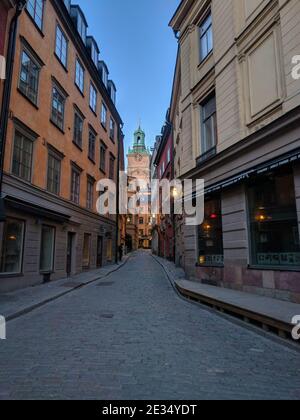 Schweden, Stockholm - April 19 2019: Der Blick auf die Stockholmer Kathedrale oder Storkyrkan in der engen Straße am 19 2019. April in Stockholm, Schweden. Stockfoto