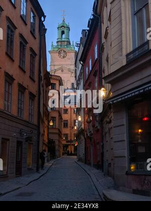 Schweden, Stockholm - April 19 2019: Der Blick auf die Stockholmer Kathedrale oder Storkyrkan in der engen Straße am 19 2019. April in Stockholm, Schweden. Stockfoto