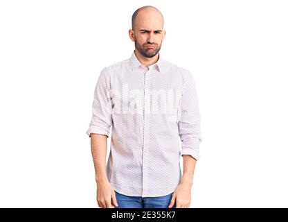 Junger gutaussehender Mann trägt elegantes Hemd deprimiert und sorgen für Not, Weinen wütend und Angst. Trauriger Ausdruck. Stockfoto