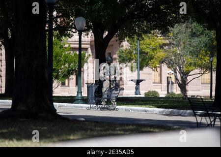 Weitere Verstärkung Der Sicherheit. Januar 2021. DPS State Trooper steht für Randalierer und Proteste. Das Texas Department of Public Safety kündigte am Freitagabend abrupt die Schließung des State Capitol an, nachdem neue Geheimdienste aufgedeckt wurden, die Sicherheitsbedenken verschärften und die Agentur dazu veranlassten, die Sicherheit weiter zu verschärfen. Austin, Texas. Mario Cantu/CSM/Alamy Live News Stockfoto