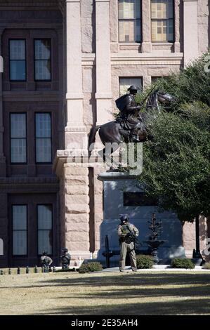 Weitere Verstärkung Der Sicherheit. Januar 2021. DPS State Trooper steht für Randalierer und Proteste. Das Texas Department of Public Safety kündigte am Freitagabend abrupt die Schließung des State Capitol an, nachdem neue Geheimdienste aufgedeckt wurden, die Sicherheitsbedenken verschärften und die Agentur dazu veranlassten, die Sicherheit weiter zu verschärfen. Austin, Texas. Mario Cantu/CSM/Alamy Live News Stockfoto