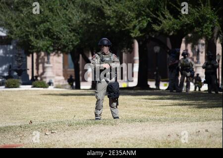 Weitere Verstärkung Der Sicherheit. Januar 2021. DPS State Trooper steht für Randalierer und Proteste. Das Texas Department of Public Safety kündigte am Freitagabend abrupt die Schließung des State Capitol an, nachdem neue Geheimdienste aufgedeckt wurden, die die Sicherheitsbedenken verschärften und die Behörde dazu veranlassten, die Sicherheit weiter zu verschärfen. Austin, Texas. Mario Cantu/CSM/Alamy Live News Stockfoto