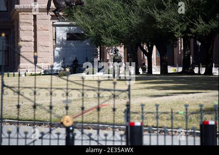 Weitere Verstärkung Der Sicherheit. Januar 2021. DPS State Trooper steht für Randalierer und Proteste. Das Texas Department of Public Safety kündigte am Freitagabend abrupt die Schließung des State Capitol an, nachdem neue Geheimdienste aufgedeckt wurden, die Sicherheitsbedenken verschärften und die Agentur dazu veranlassten, die Sicherheit weiter zu verschärfen. Austin, Texas. Mario Cantu/CSM/Alamy Live News Stockfoto