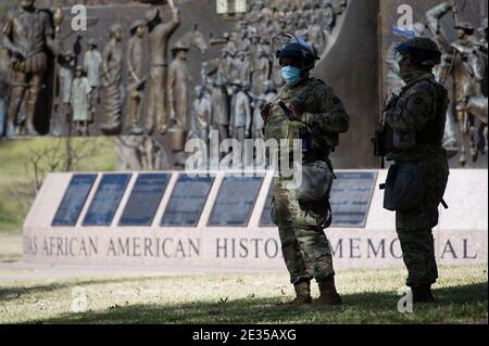 Weitere Verstärkung Der Sicherheit. Januar 2021. Die Nationalgarde der texanischen Armee steht für Aufstände und Proteste. Texas DPS kündigte abrupt die Schließung des State Capitol am Freitagabend nach der Aufdeckung neuer Informationen, die Sicherheitsbedenken verschärft und veranlasste die Agentur, die Sicherheit weiter zu verschärfen. Austin, Texas. Mario Cantu/CSM/Alamy Live News Stockfoto