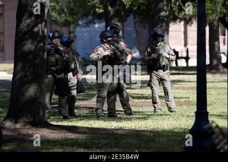 Weitere Verstärkung Der Sicherheit. Januar 2021. DPS State Troopers steht für Randalierer und Proteste. Das Texas Department of Public Safety kündigte am Freitagabend abrupt die Schließung des State Capitol an, nachdem neue Geheimdienste aufgedeckt wurden, die die Sicherheitsbedenken verschärften und die Behörde dazu veranlassten, die Sicherheit weiter zu verschärfen. Austin, Texas. Mario Cantu/CSM/Alamy Live News Stockfoto