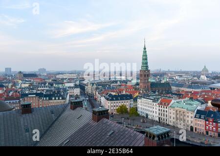 Panoramablick auf die Skyline von Kopenhagen mit Blick auf die Altstadt von der Spitze des Schlossturms Christiansborg Stockfoto
