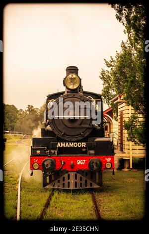 Ein Dampfzug wird von einer vollständig restaurierten Lokomotive der Baureihe C17 aus den frühen 1920er Jahren entlang der historischen Eisenbahnlinie von Mary Valley Rattler gezogen. Stockfoto