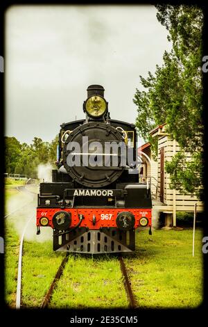 Ein Dampfzug wird von einer vollständig restaurierten Lokomotive der Baureihe C17 aus den frühen 1920er Jahren entlang der historischen Eisenbahnlinie von Mary Valley Rattler gezogen. Stockfoto