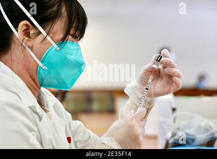 Pasadena. Januar 2021. Eine Krankenschwester bereitet sich darauf vor, eine Dosis COVID-19-Impfstoff in Pasadena, Los Angeles County, Kalifornien, USA, zu injizieren, 15. Januar 2021. Quelle: Xinhua/Alamy Live News Stockfoto