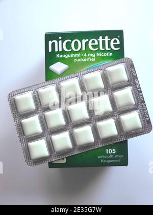 Nicorette Nikotin Kaugummi als Ersatz für Zigaretten Stockfoto