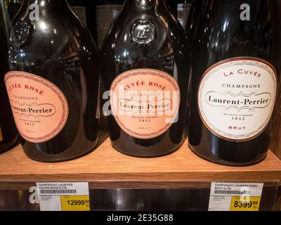 PARIS, FRANKREICH - 10. JANUAR 2021: Champagnerlogo Laurent Perrier auf Flaschen in einem Geschäft. Laurent Perrier ist eine französische Champaign-Marke, Stockfoto