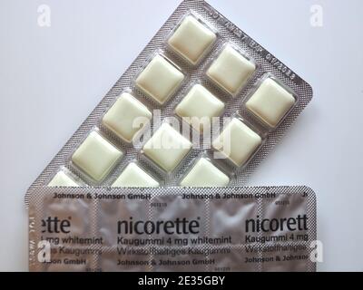 Nicorette Nikotin Kaugummi als Ersatz für Zigaretten Stockfoto