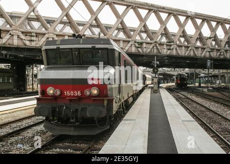 PARIS, FRANKREICH - 11. AUGUST 2006: Personenzug, eine Übernachtung in Paris Wien bereit in Paris Gare de l'Est Bahnhof, gehört zu SNCF-Unternehmen. Thi Stockfoto