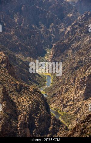 Der Gunnison River fließt durch den Canyon in der Wildnis Colorados Stockfoto