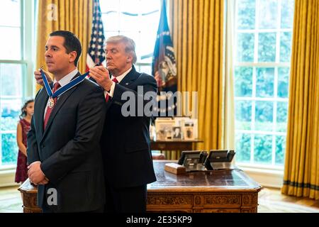 Präsident Donald J. Trump verleiht Rep. Devin Nunes, R-Calif., Montag, 4. Januar 2021, die Medaille der Freiheit für Nunes im Oval Office des Weißen Hauses. Stockfoto