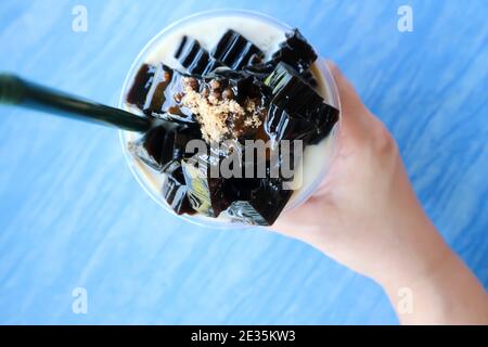 Milch und Gelee, Gelee-Milch-Tee mit Zuckergrute oder Milch mit Rohrsaft und Gelee Stockfoto