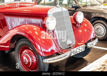 STUTTGART, 2019: 1951 Mercedes-Benz 170D erster Diesel-Pkw der Nachkriegszeit im Mercedes-Benz Museum, HI-CS29 Stockfoto