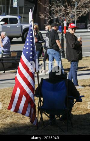 Carson City, Usa. Januar 2021. Ein Protestler sitzt auf einem Rasenstuhl neben einer US-Flagge.Trump-Anhänger versammeln sich vor Bidens Amtsantritt in der Landeshauptstadt, um zu protestieren. Die Menge blieb klein. Kredit: SOPA Images Limited/Alamy Live Nachrichten Stockfoto