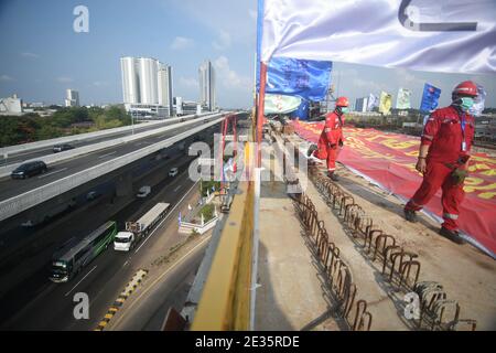 Peking, Indonesien. August 2020. Arbeiter laufen auf einem durchgehenden Strahl auf der Baustelle der in China gebauten Jakarta-Bandung-Hochgeschwindigkeitsbahn in Bekasi, Provinz West-Java, Indonesien, 15. August 2020. Kredit: Zulkarnain/Xinhua/Alamy Live Nachrichten Stockfoto