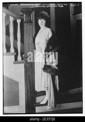 Mabel Normand - Filet Lace Dress-wicklung Brokatartige satin Pelzbesatz Stockfoto