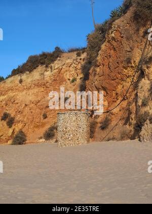 Leere praia da Vau mit einem Wohngebiet in Portimao, algarve Küste, Portugal Stockfoto