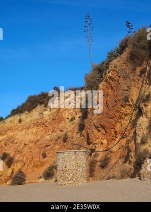 Leere praia da Vau mit einem Wohngebiet in Portimao, algarve Küste, Portugal Stockfoto