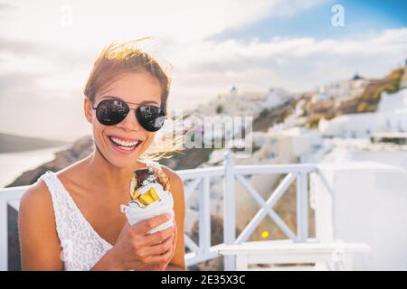 Griechische Küche Gyro Pita Touristenfrau essen lokale typische Sandwich auf Griechenland Urlaubsreise. Stockfoto